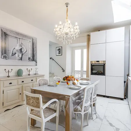 Sicardi - Elegant In Old Town Daire