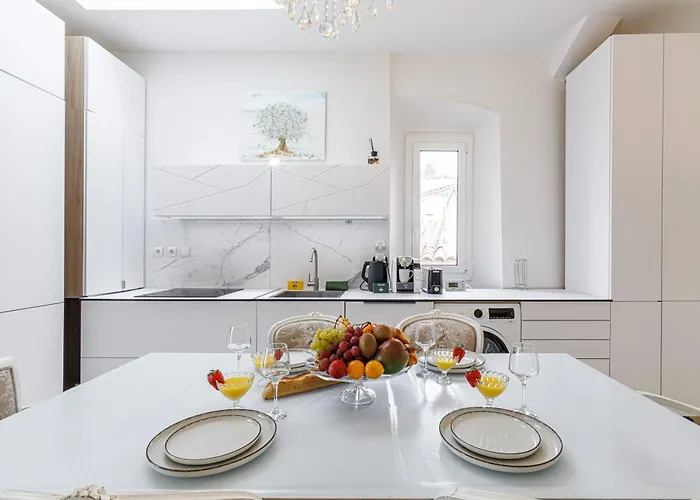 Sicardi - Elegant In Old Town Apartment *