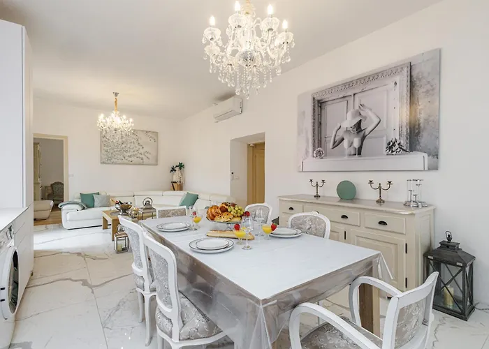 Sicardi - Elegant In Old Town * Menton